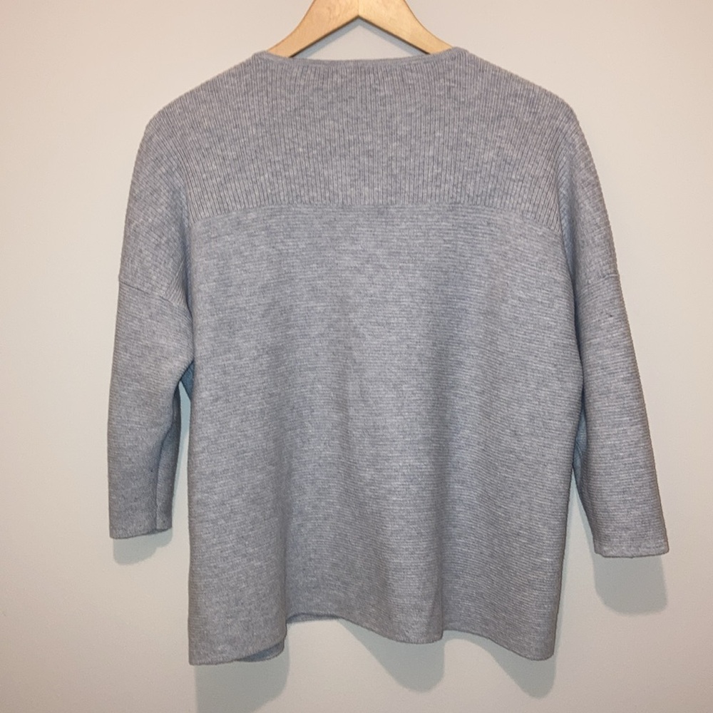 Chico’s Light Gray Ribbed lightweight Knit Top - Picture 4 of 4
